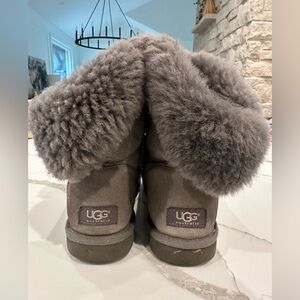 UGG Australia Bailey Button Grey Sheepskin Winter Boots 5803 Women's Size 9